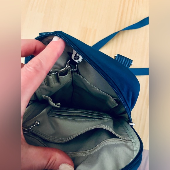 New Baggallini Dark Teal/Navy Crossbody Bag! - Picture 5 of 10